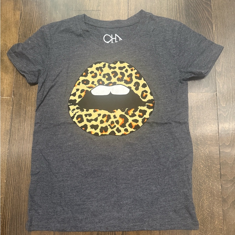 Chaser women’s  T-Shirt with Leopard Print Lips EUC size XS